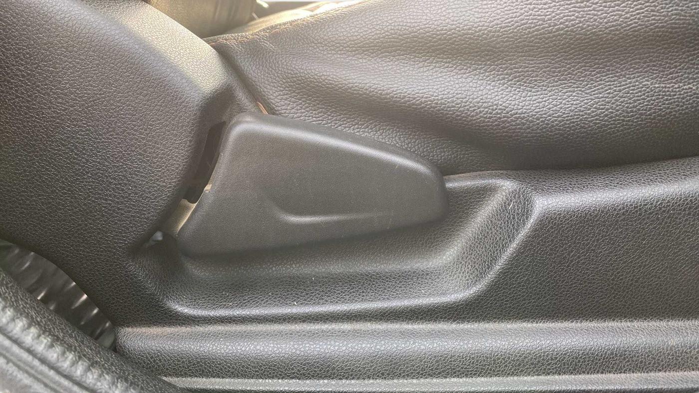 2018 Renault Kwid RXL, Petrol, Manual, 47,552 km, Driver Side Adjustment Panel