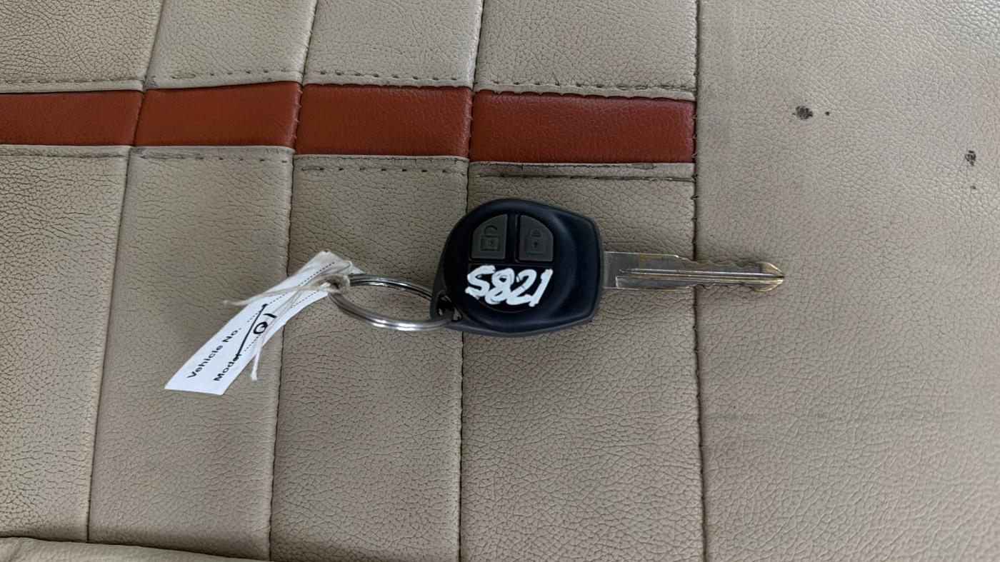 2017 Maruti Swift Dzire LXI, Petrol, Manual, 91,051 km, Key Close Up