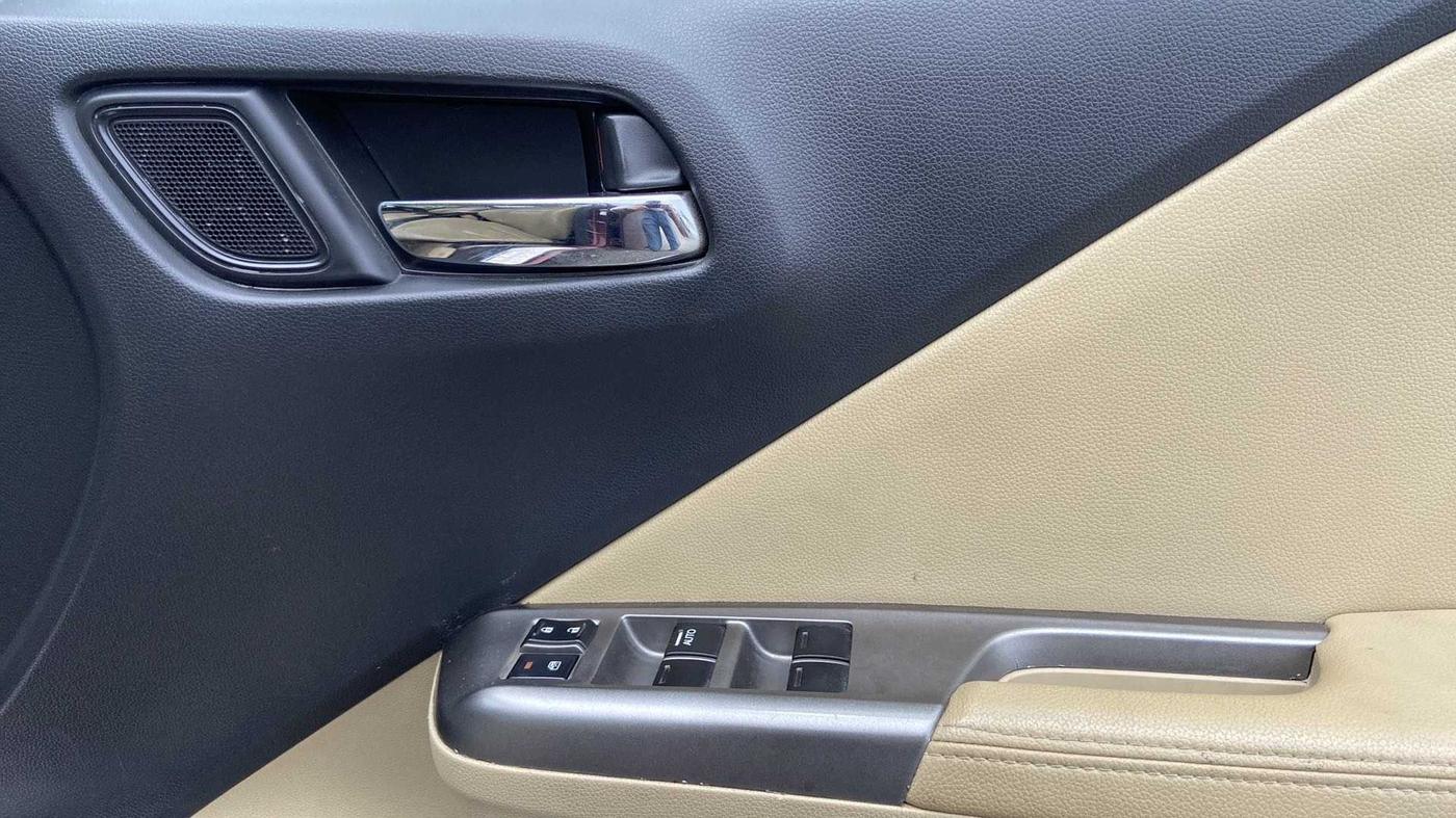 2017 Honda City 1.5L I-VTEC VX CVT, CNG, Automatic, 99,832 km, Driver Side Door Panels Control