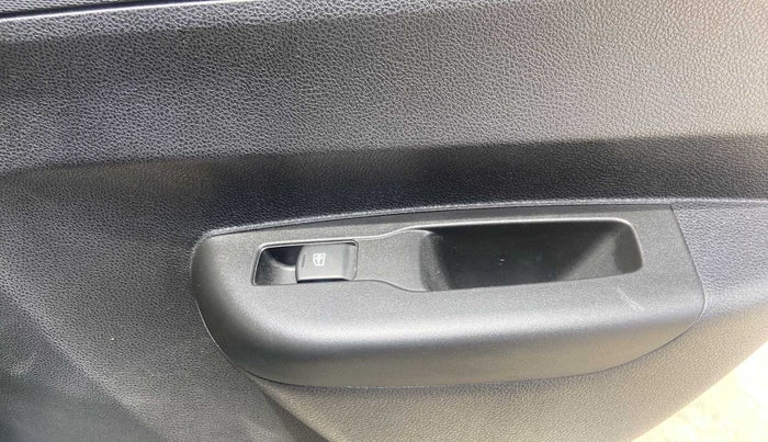 2019 Renault Kwid RXT 1.0 AMT (O), Petrol, Automatic, 5,083 km, Right rear window switch / handle - Minor damage