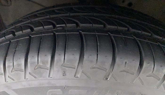 2016 Honda Amaze 1.2L I-VTEC S, Petrol, Manual, 1,21,054 km, Left Front Tyre Tread
