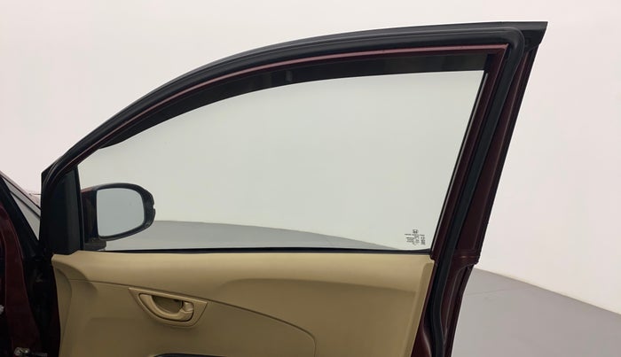 2016 Honda Amaze 1.2L I-VTEC S, Petrol, Manual, 1,21,054 km, Right front window switch / handle - Power window makes minor noise