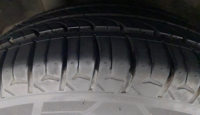 2016 Honda Amaze 1.2L I-VTEC S, Petrol, Manual, 1,21,054 km, Right Rear Tyre Tread