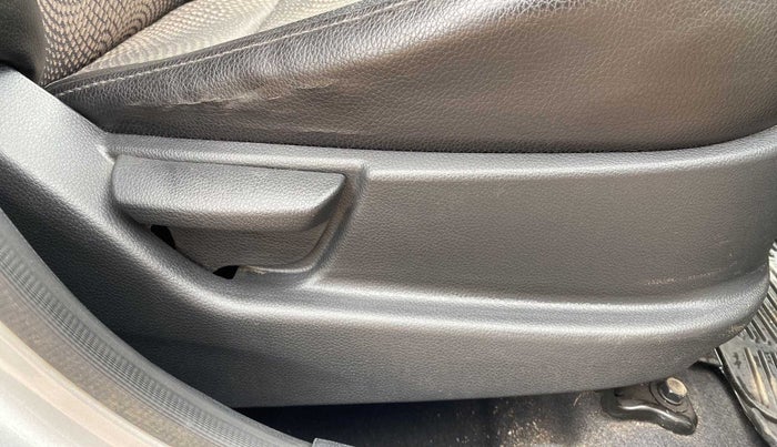 2016 Hyundai Eon SPORTZ, Petrol, Manual, 23,749 km, Driver Side Adjustment Panel