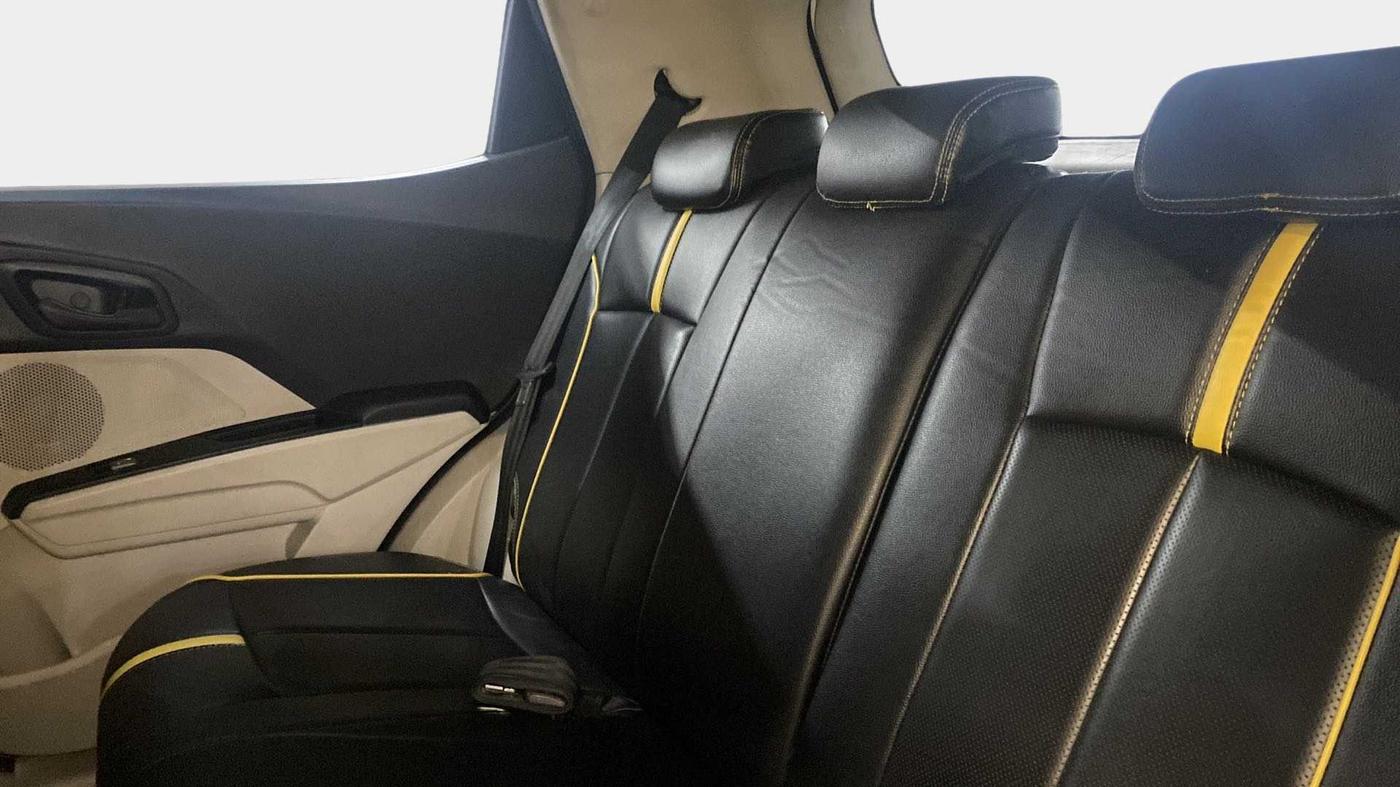 2021 Mahindra XUV300 W6 1.5 DIESEL AMT, Diesel, Automatic, 64,710 km, Right Side Rear Door Cabin