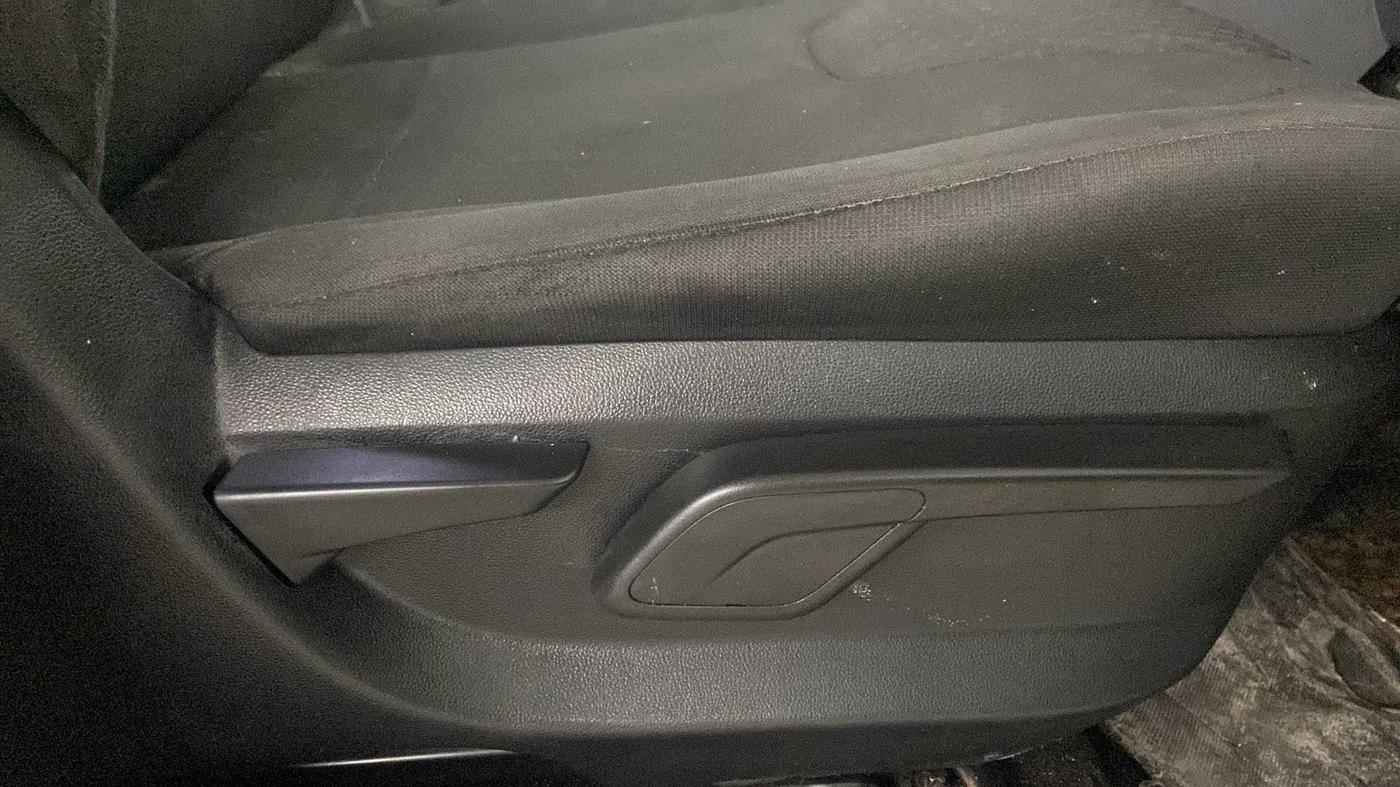 2017 Mahindra KUV 100 NXT K6+ P 6 STR, Petrol, Manual, 37,390 km, Driver Side Adjustment Panel