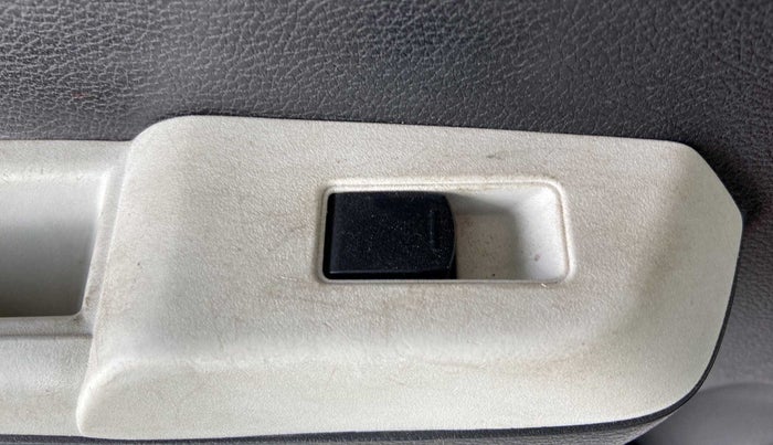 2017 Maruti IGNIS ZETA 1.2, Petrol, Manual, 78,572 km, Left rear window switch / handle - Switch/handle not functional