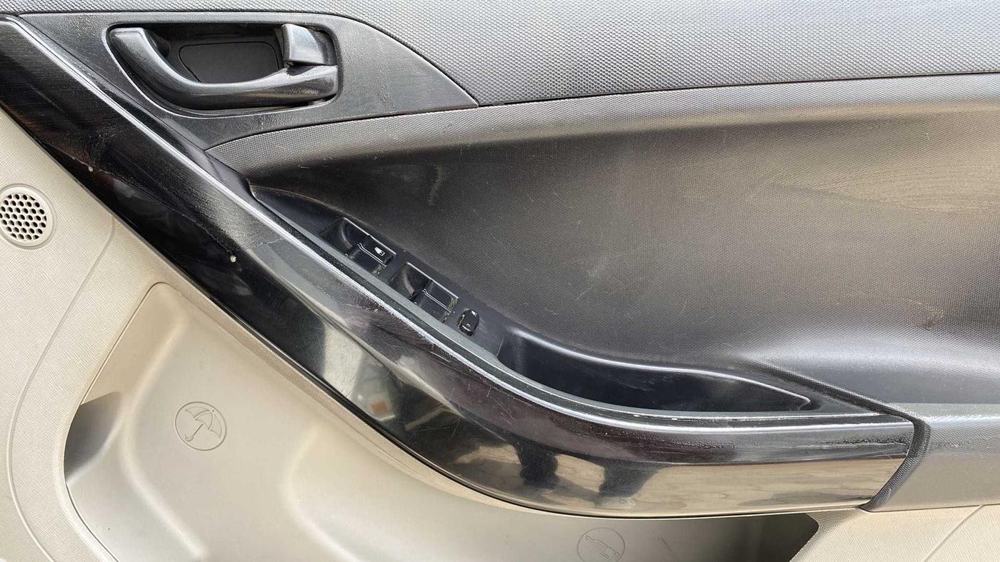 2019 Tata NEXON XM DIESEL, Diesel, Manual, 1,10,321 km, Driver Side Door Panels Control