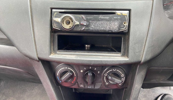 2014 Maruti Swift VDI, Diesel, Manual, 82,105 km, Infotainment system - Button has minor damage