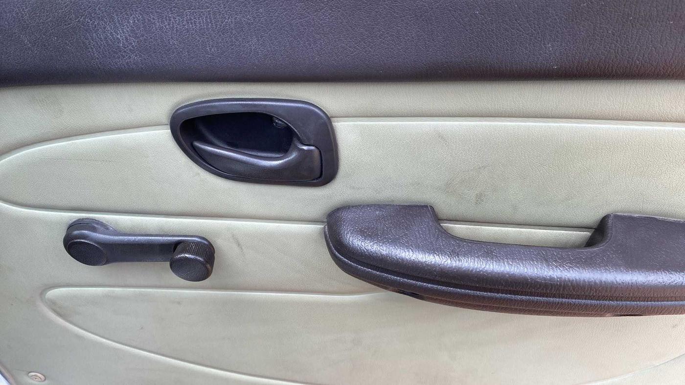 2010 Hyundai Santro Xing GL, Petrol, Manual, 65,916 km, Driver Side Door Panels Control