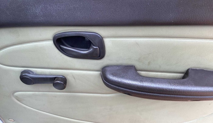 2010 Hyundai Santro Xing GL, Petrol, Manual, 65,916 km, Driver Side Door Panels Control
