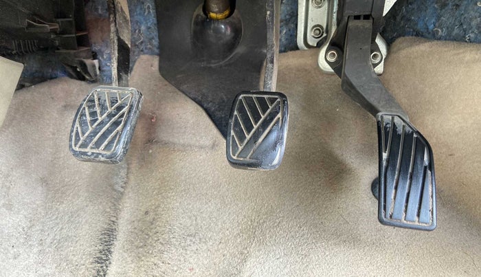 2016 Maruti Swift Dzire VXI, CNG, Manual, 1,06,109 km, Pedals