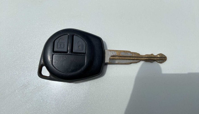 2016 Maruti Swift Dzire VXI, CNG, Manual, 1,06,109 km, Key Close Up