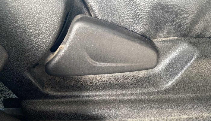 2017 Renault Kwid RXT 1.0 (O), Petrol, Manual, 42,912 km, Driver Side Adjustment Panel