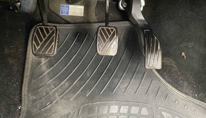 2016 Maruti Swift ZXI, Petrol, Manual, 64,824 km, Pedals