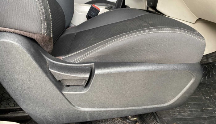 2020 Mahindra XUV300 W6 1.2 PETROL, Petrol, Manual, 34,866 km, Driver Side Adjustment Panel