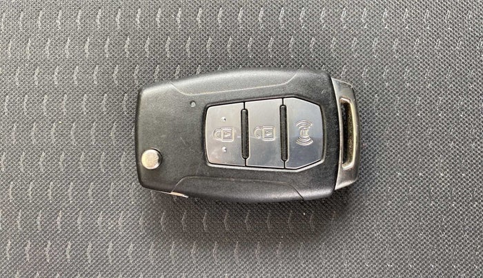 2020 Mahindra XUV300 W6 1.2 PETROL, Petrol, Manual, 34,866 km, Key Close Up