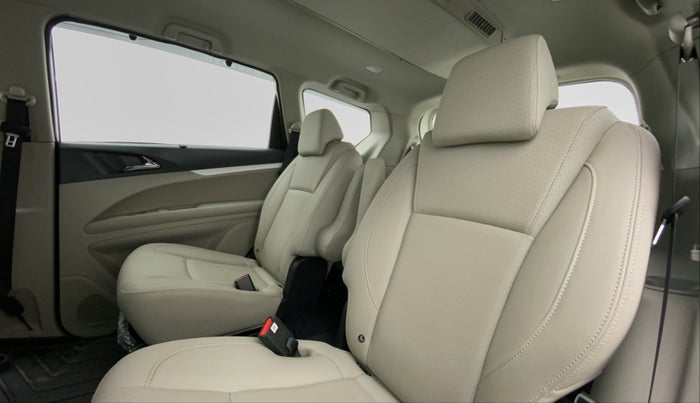 2018 Mahindra MARAZZO M8 7 STR, Diesel, Manual, 23,654 km, Right Side Rear Door Cabin