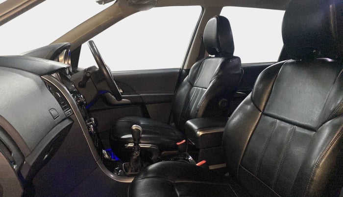 2018 Mahindra XUV500 W9, Diesel, Manual, 31,743 km, Right Side Front Door Cabin