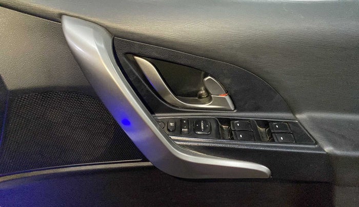 2018 Mahindra XUV500 W9, Diesel, Manual, 31,743 km, Driver Side Door Panels Control