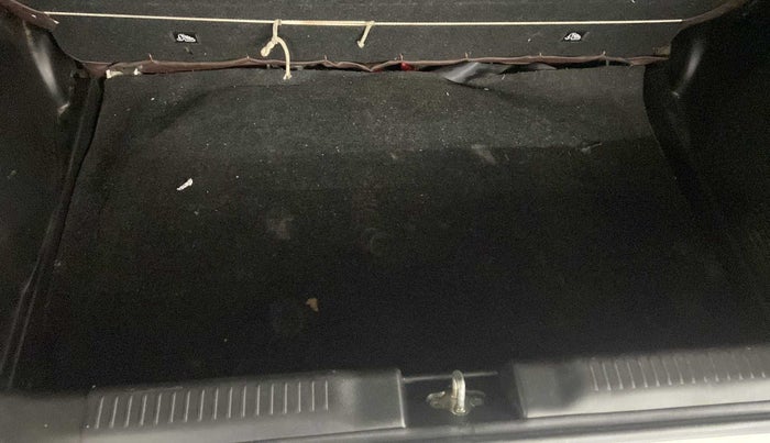 2021 Maruti Swift VXI, Petrol, Manual, 32,497 km, Dicky (Boot door) - Tool missing