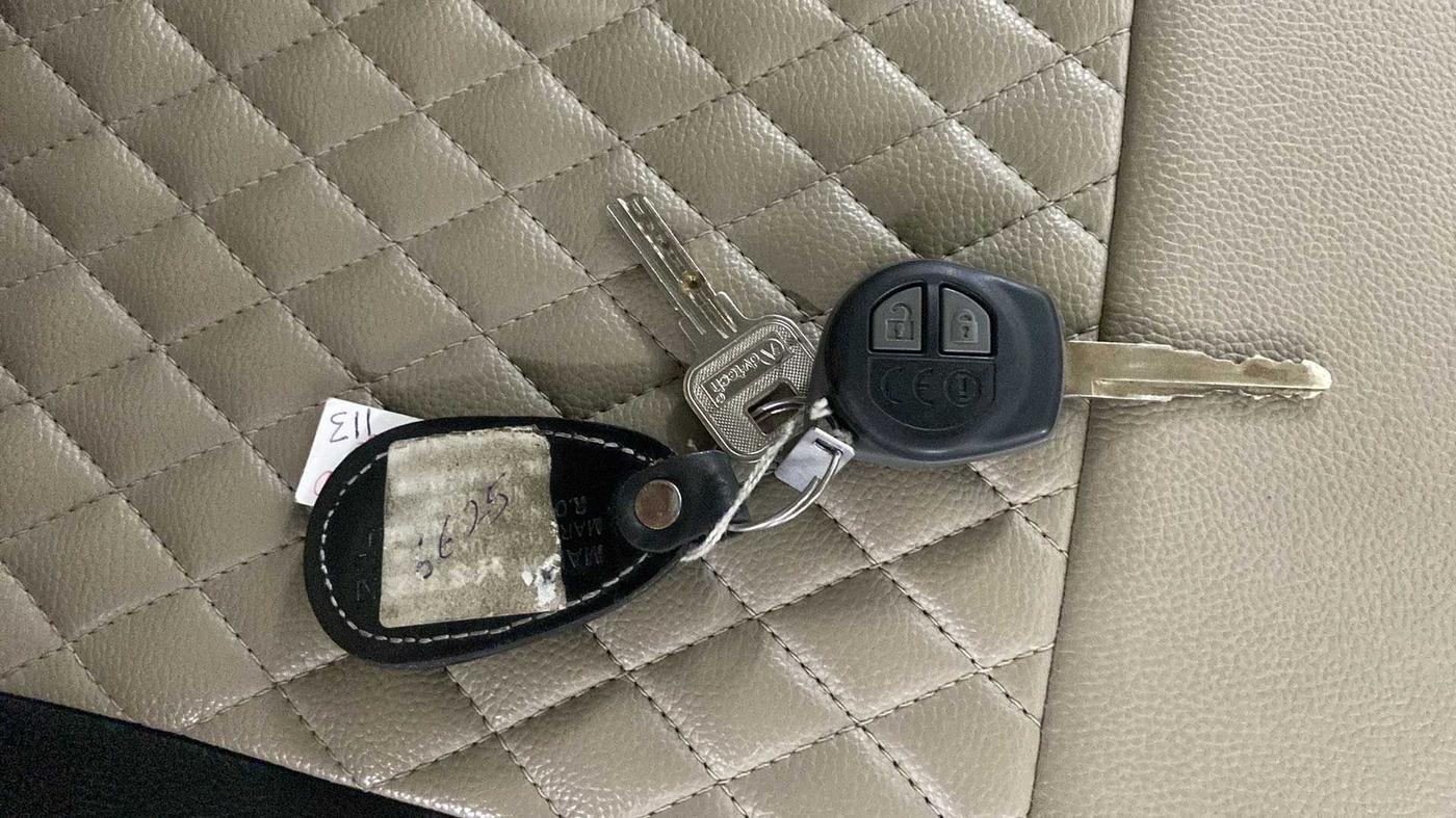 2017 Maruti Dzire VXI AMT, Petrol, Automatic, 43,457 km, Key Close Up