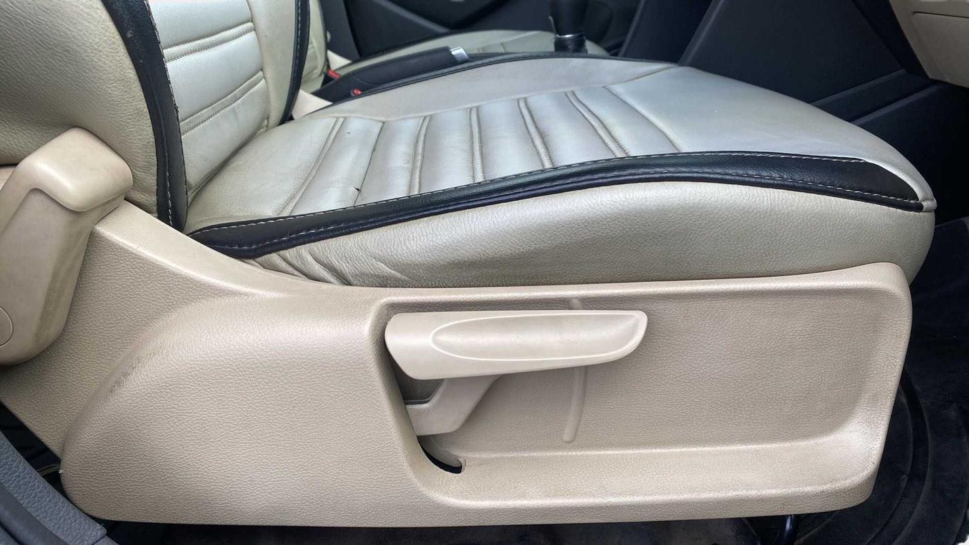 2016 Volkswagen Polo HIGHLINE1.2L, Petrol, Manual, 80,530 km, Driver Side Adjustment Panel