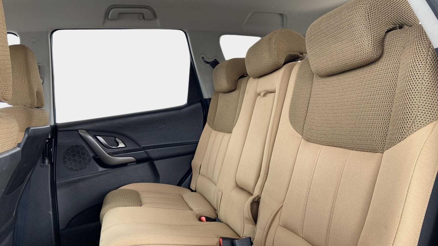 2019 Mahindra XUV500 W7, Diesel, Manual, 26,916 km, Right Side Rear Door Cabin