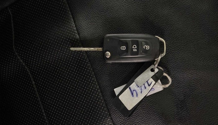 2018 Tata NEXON XT PETROL, Petrol, Manual, 47,553 km, Key Close Up