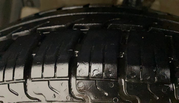 2013 Maruti Swift VXI, Petrol, Manual, 60,634 km, Left Front Tyre Tread