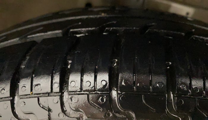 2013 Maruti Swift VXI, Petrol, Manual, 60,634 km, Right Front Tyre Tread
