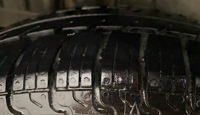2013 Maruti Swift VXI, Petrol, Manual, 60,634 km, Right Rear Tyre Tread