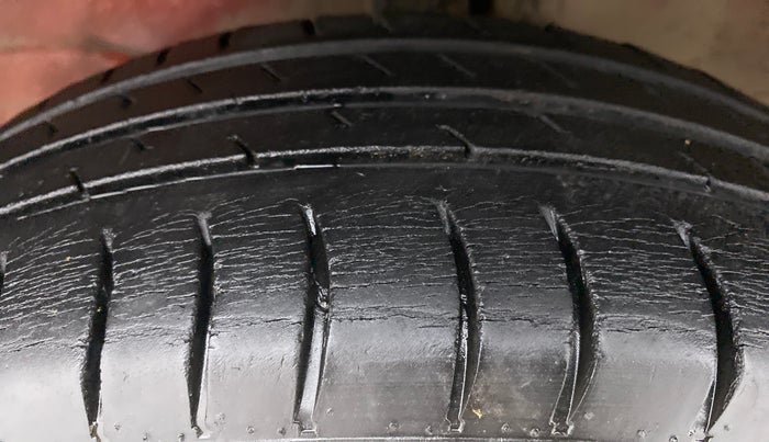 2015 Maruti Wagon R 1.0 VXI, Petrol, Manual, 64,749 km, Left Front Tyre Tread