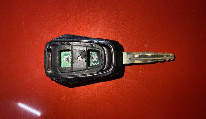 2016 Mahindra Kuv100 K8 5 STR, Petrol, Manual, 27,455 km, Lock system - Remote key minor damage