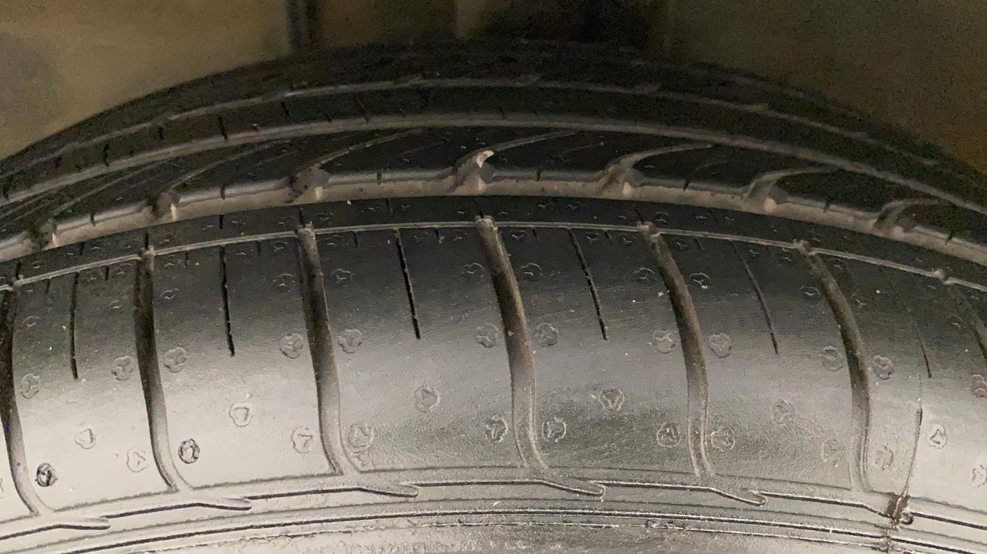 2013 Toyota Corolla Altis GL PETROL, Petrol, Manual, 1,18,123 km, Left Front Tyre Tread