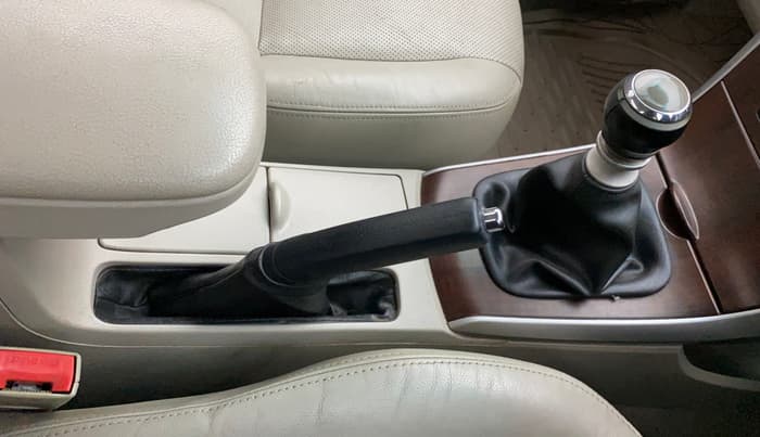 2013 Toyota Corolla Altis GL PETROL, Petrol, Manual, 1,18,123 km, Gear Lever