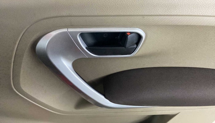 2019 Mahindra TUV300 T8, Diesel, Manual, 30,227 km, Driver Side Door Panels Control