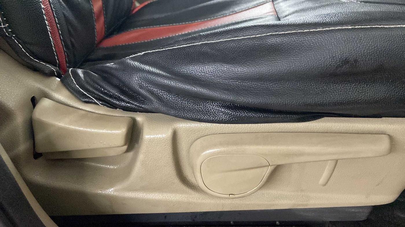 2019 Mahindra TUV300 T8, Diesel, Manual, 30,227 km, Driver Side Adjustment Panel