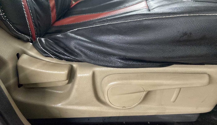 2019 Mahindra TUV300 T8, Diesel, Manual, 30,227 km, Driver Side Adjustment Panel
