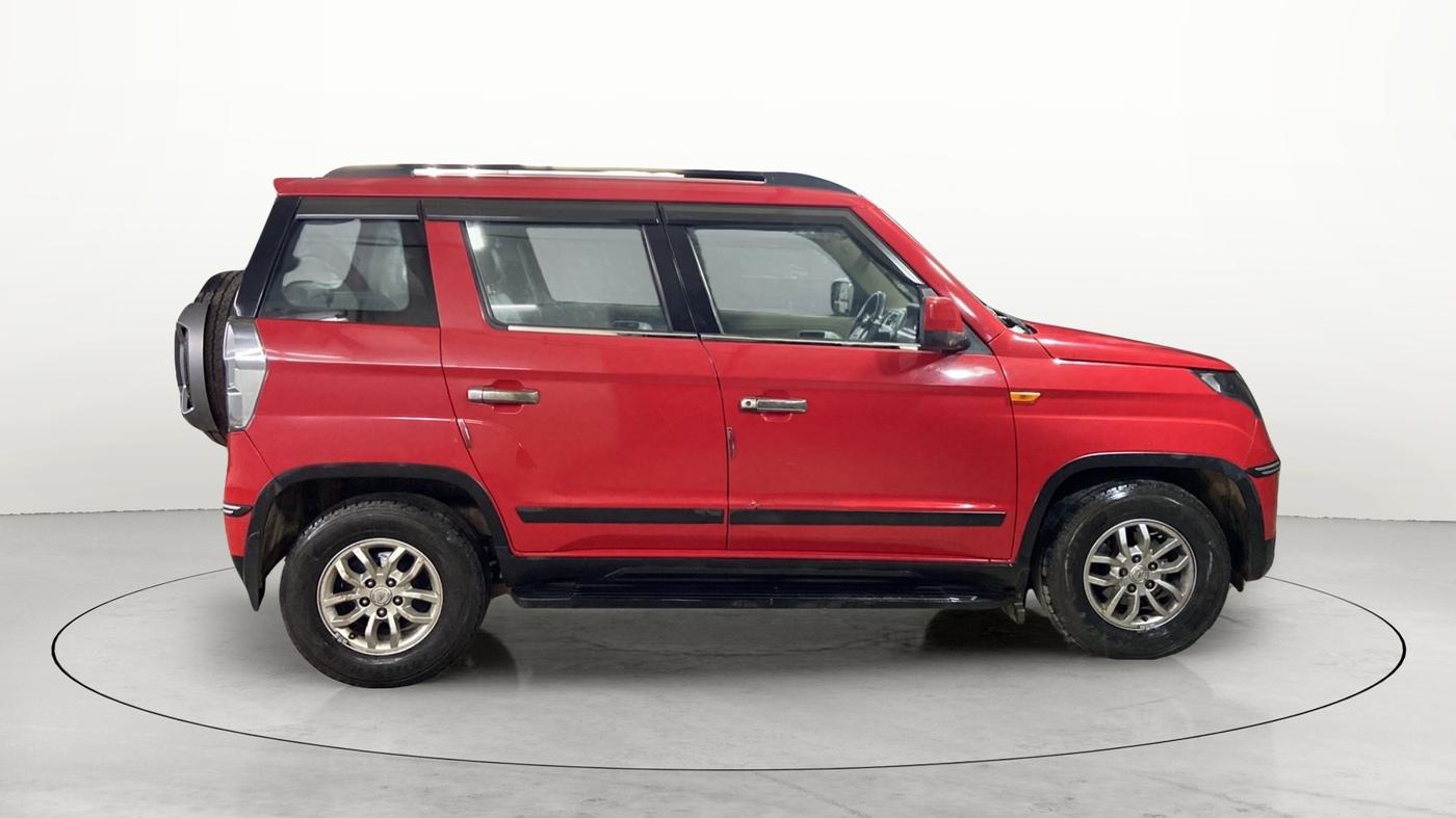 2019 Mahindra TUV300 T8, Diesel, Manual, 30,227 km, Right Side View