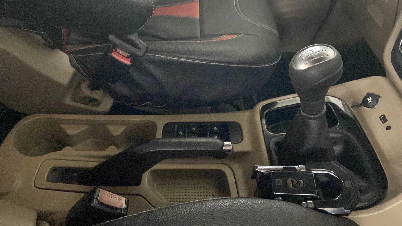 2019 Mahindra TUV300 T8, Diesel, Manual, 30,227 km, Gear Lever