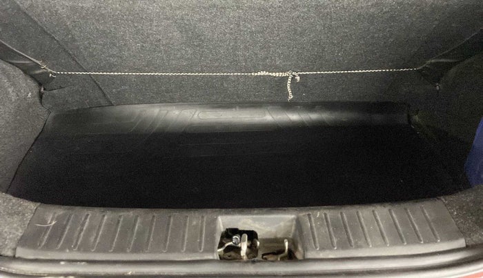 2016 Mahindra Kuv100 K4 6 STR, Petrol, Manual, 53,367 km, Boot Inside