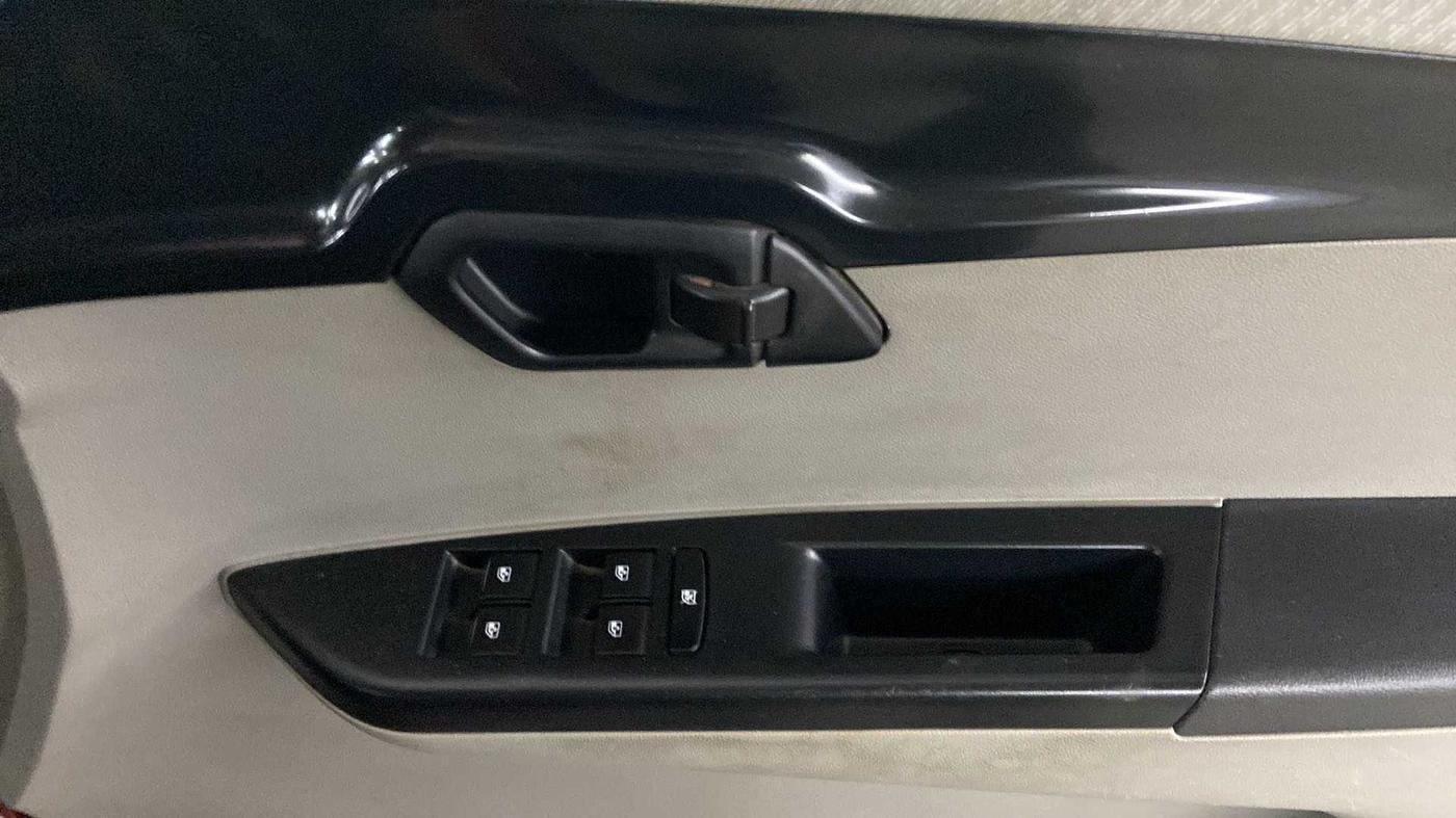 2016 Mahindra Kuv100 K4 6 STR, Petrol, Manual, 53,367 km, Driver Side Door Panels Control