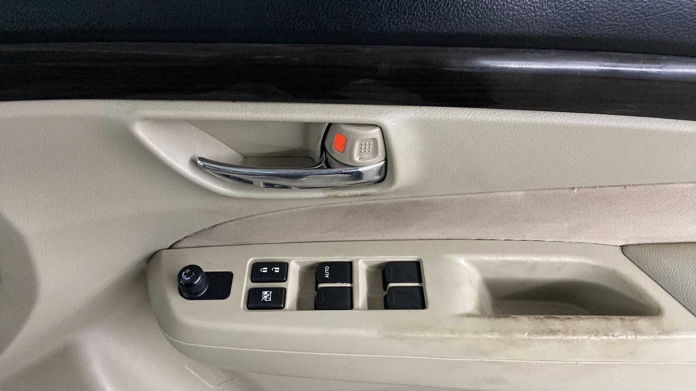 2018 Maruti Ciaz SIGMA DIESEL 1.3, Diesel, Manual, 98,779 km, Driver Side Door Panels Control