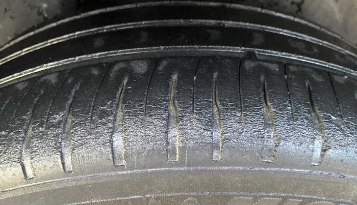 2015 Volkswagen Vento HIGHLINE PETROL AT, Petrol, Automatic, 97,759 km, Right Rear Tyre Tread