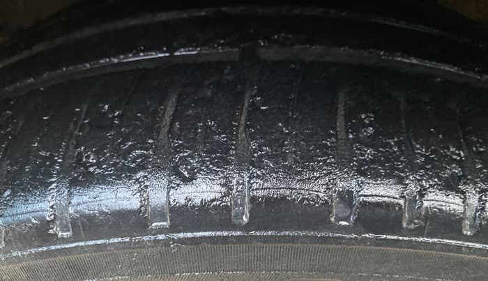 2015 Volkswagen Vento HIGHLINE PETROL AT, Petrol, Automatic, 97,759 km, Left Front Tyre Tread