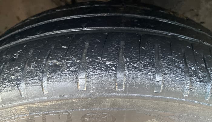 2015 Volkswagen Vento HIGHLINE PETROL AT, Petrol, Automatic, 97,759 km, Right Front Tyre Tread