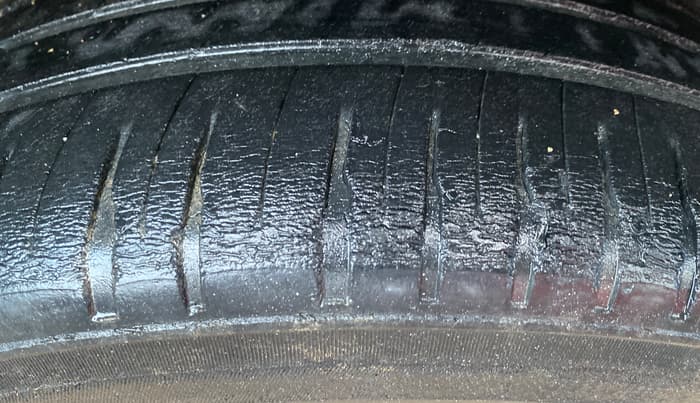 2015 Volkswagen Vento HIGHLINE PETROL AT, Petrol, Automatic, 97,759 km, Left Rear Tyre Tread
