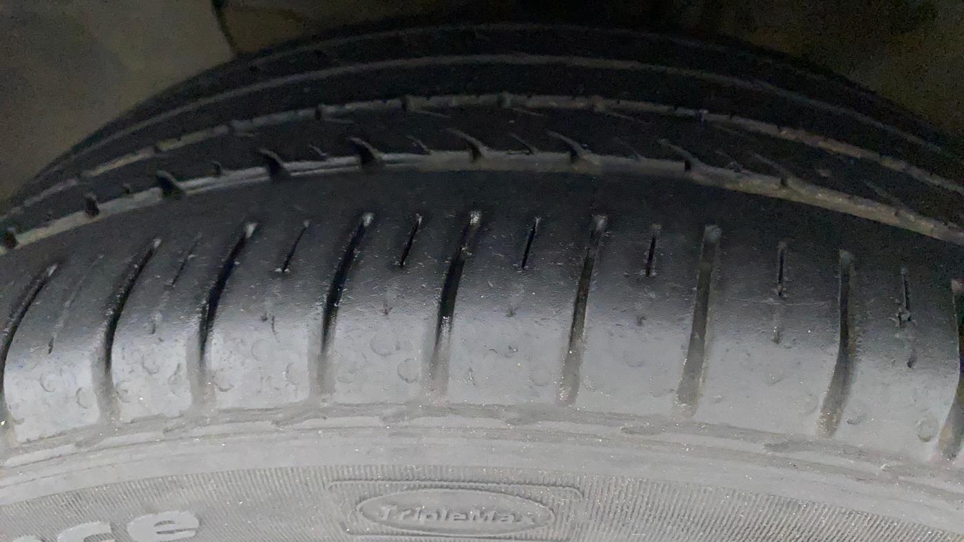 2016 Hyundai Elite i20 ASTA 1.2, Petrol, Manual, 1,19,368 km, Left Front Tyre Tread