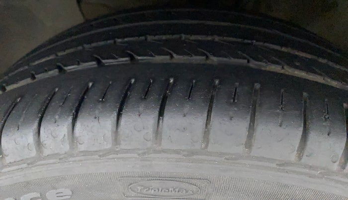 2016 Hyundai Elite i20 ASTA 1.2, Petrol, Manual, 1,19,567 km, Left Front Tyre Tread